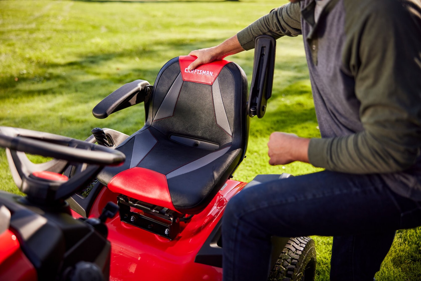Zoom in on seat with arm rests on T4400